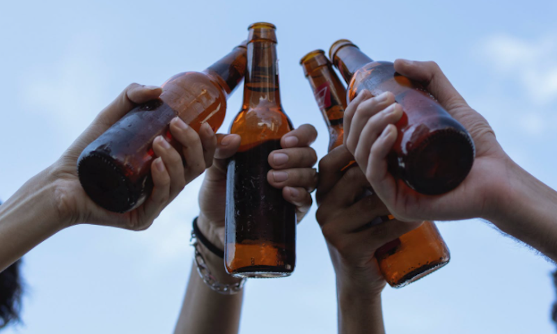 Proosten met bier / Foto: Pexels Proosten met bier